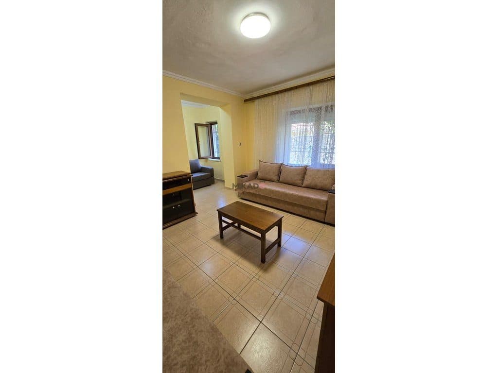 Shitet apartament 2+1+2+2 prane shkolles Jeronim De Rada!