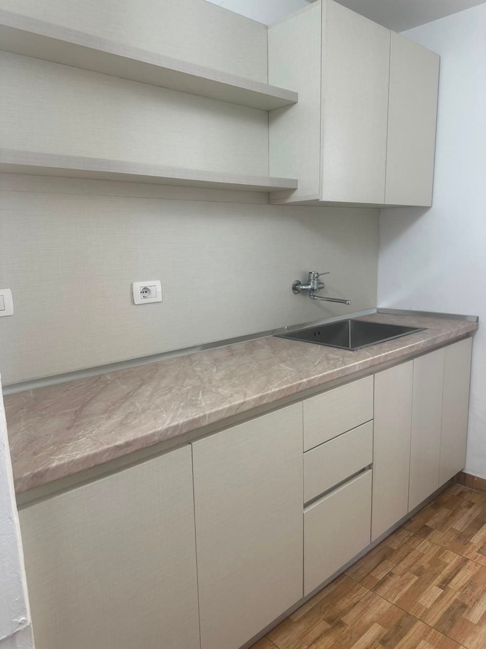 JEPET ME QIRA | AMBIENT ZYRE | 120 M² | BULEVARDI ZOGU I 2