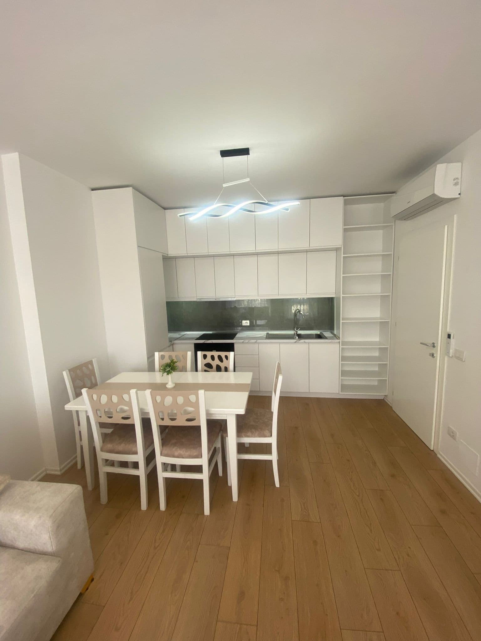 Jepet me Qira Apartament 1+1 – Rruga 5 Maji ! 3