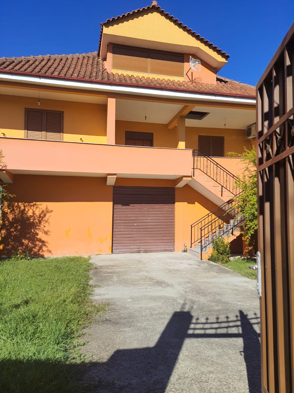 Vilë 2+1 me qira – Zona e Institutit !