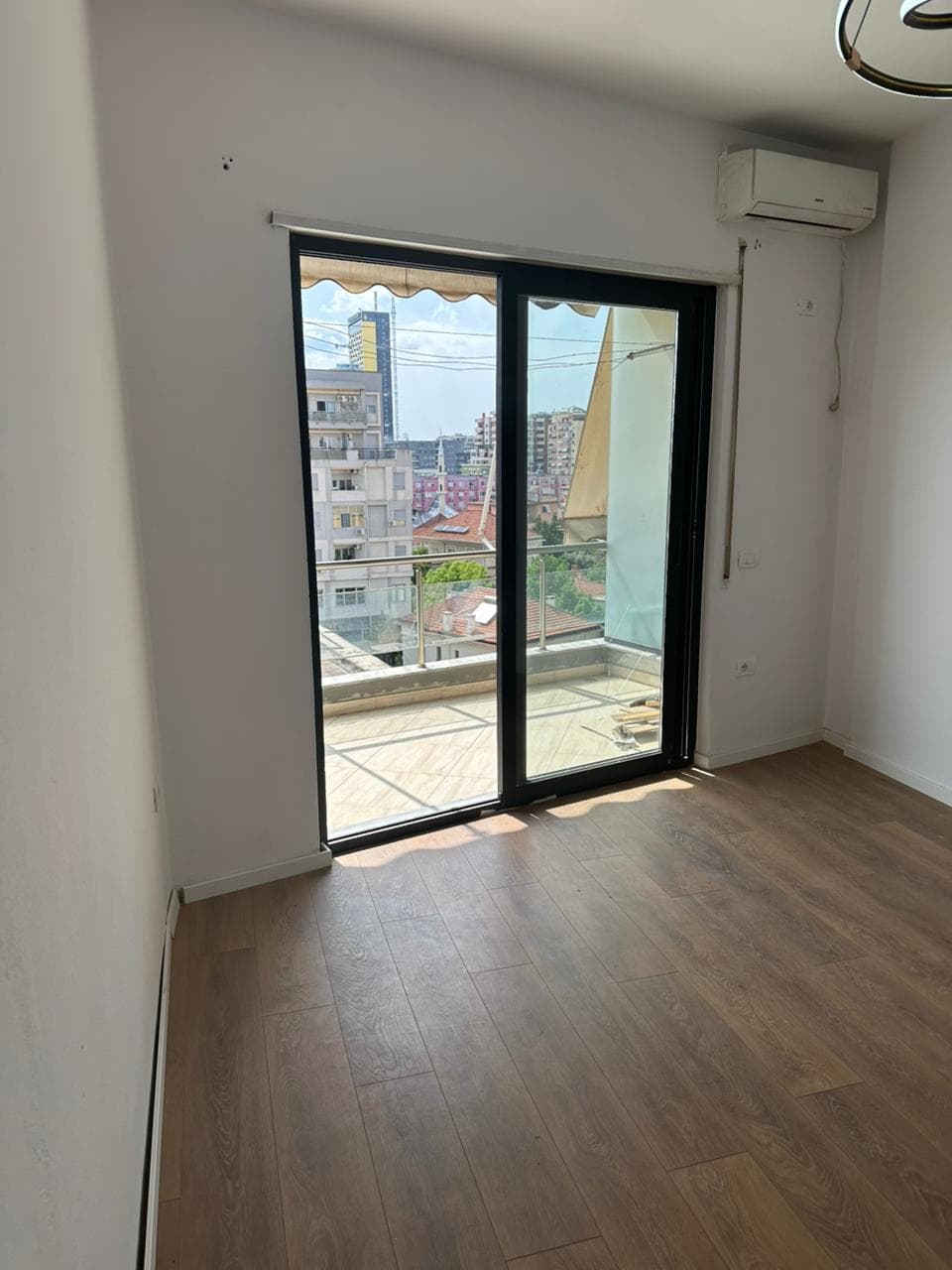 Shitet apartament 2+1 prane Pazarit te Ri! 3