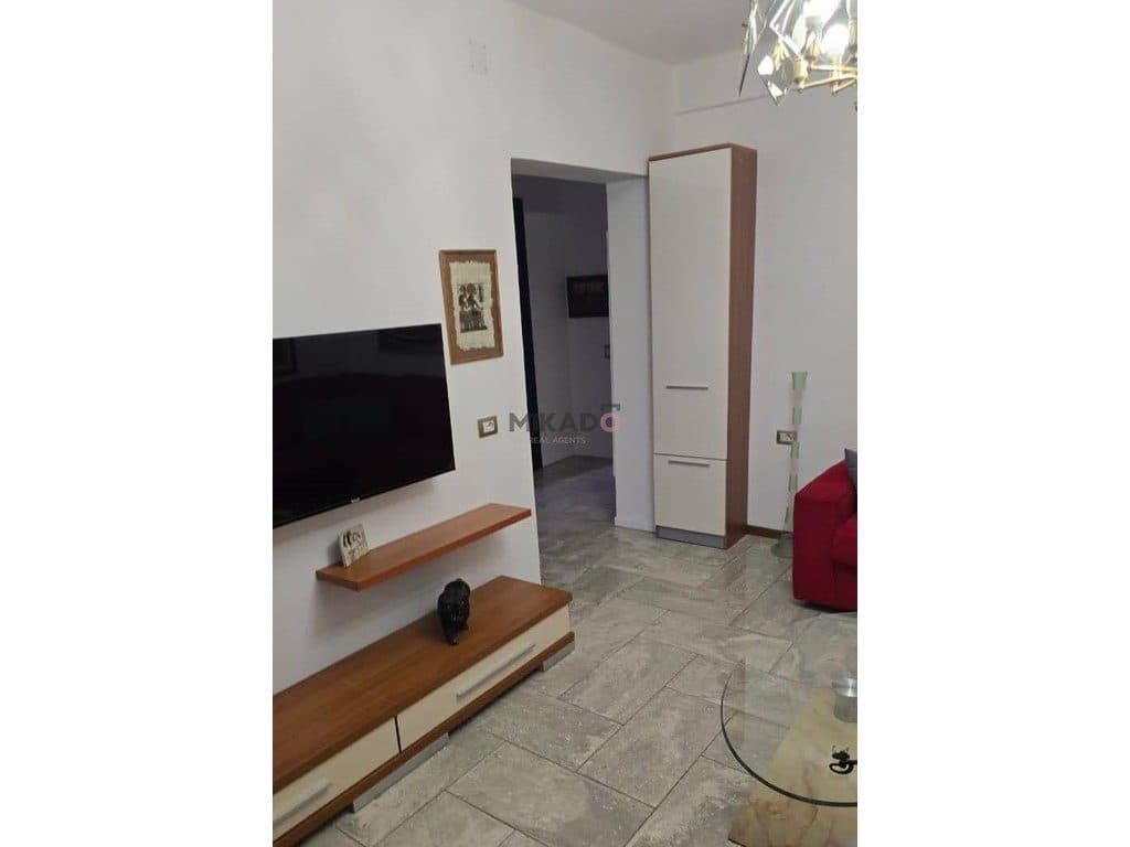 Jepet me Qira Apartament 2+1 – Përballë Medresesë ! 3
