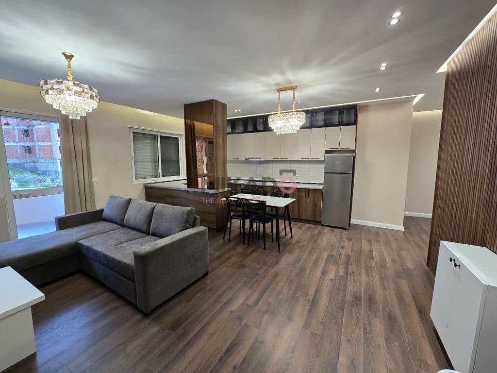 Shitet Apartament 2+1+2 tek Kopshti Botanik!