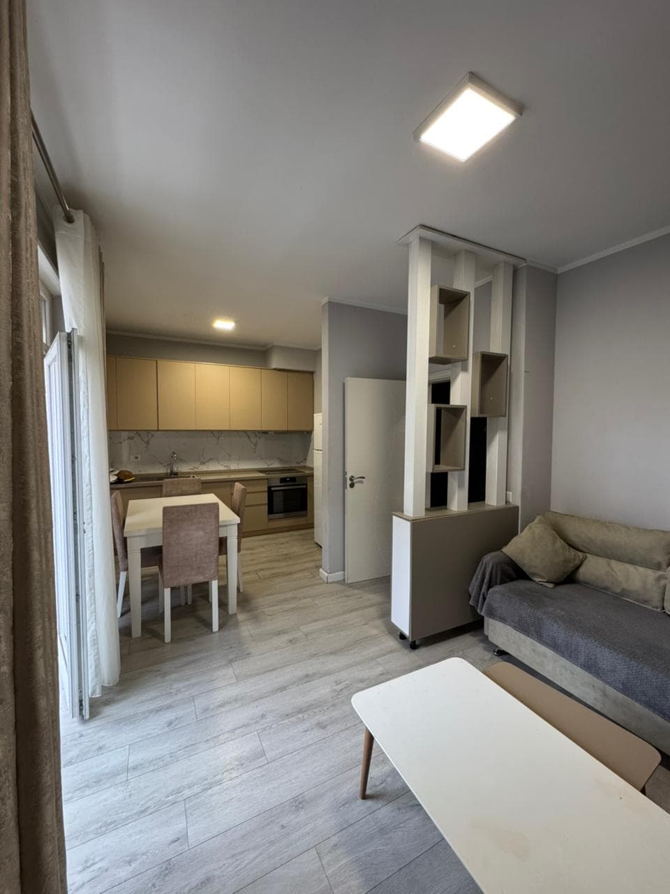 Shitet Apartament 1+1 me Ballkon – Rruga 5 Maji (Concordi)!
