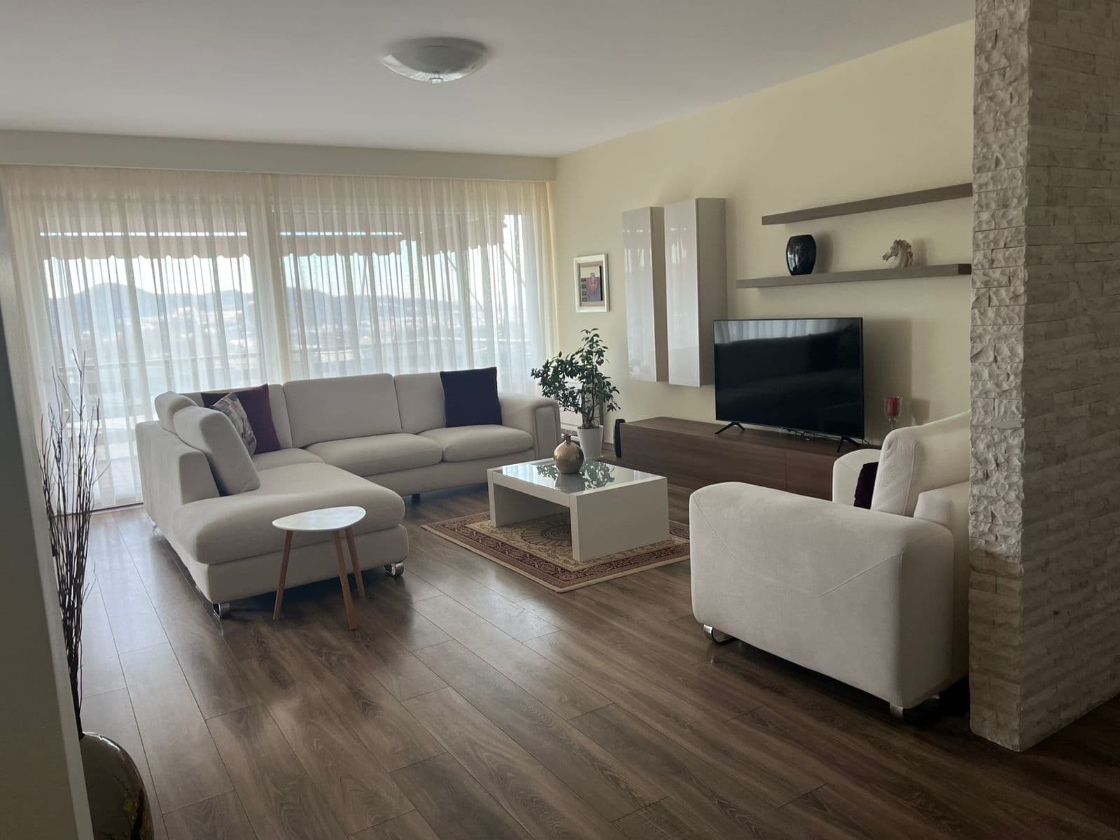 Jepet me Qira Apartament 2+1 me 2 Poste Parkimi tek Long Hill Residence! 3