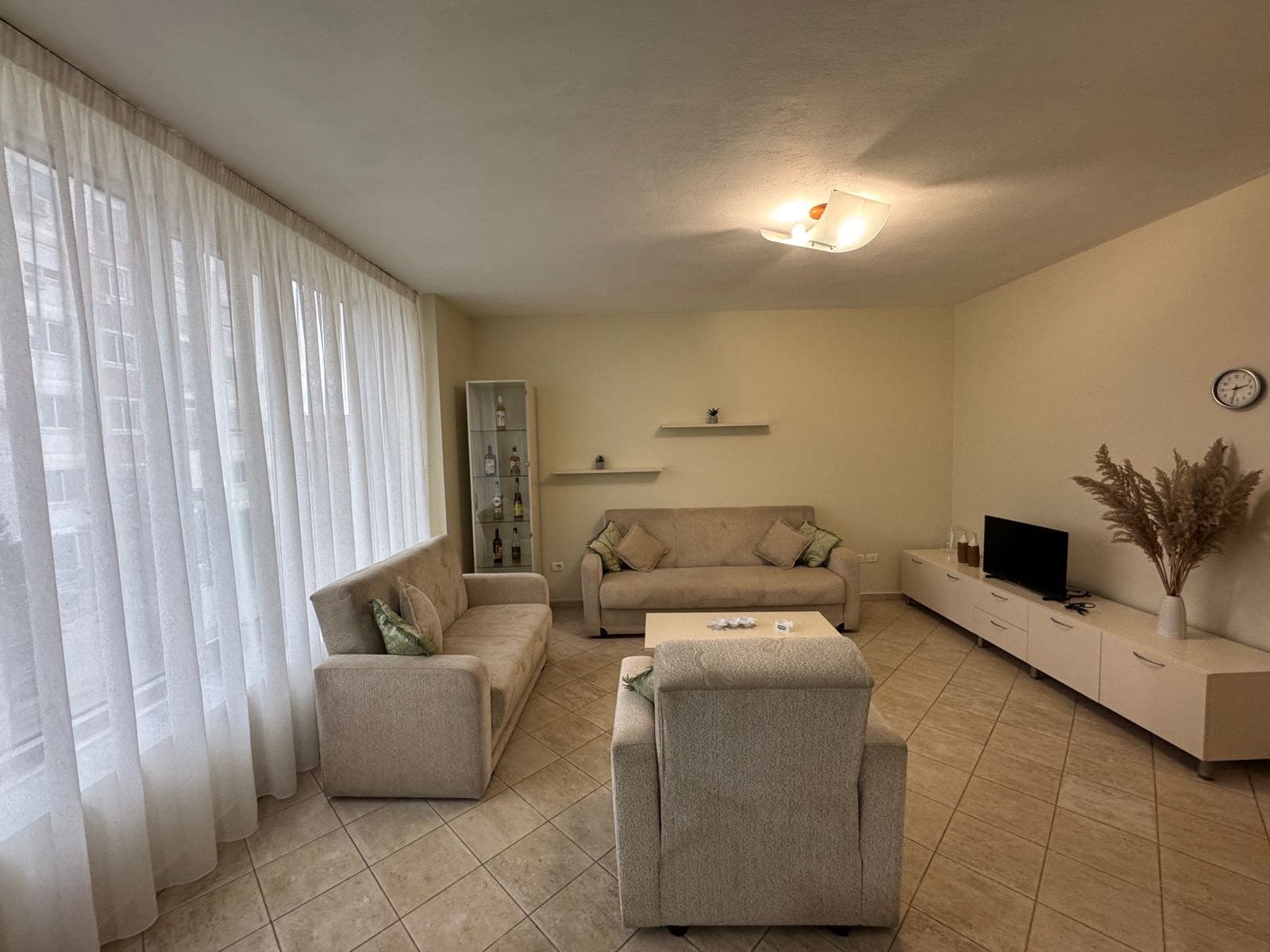 Apartament 1+1 me qira – pranë Shkollës së Baletit !