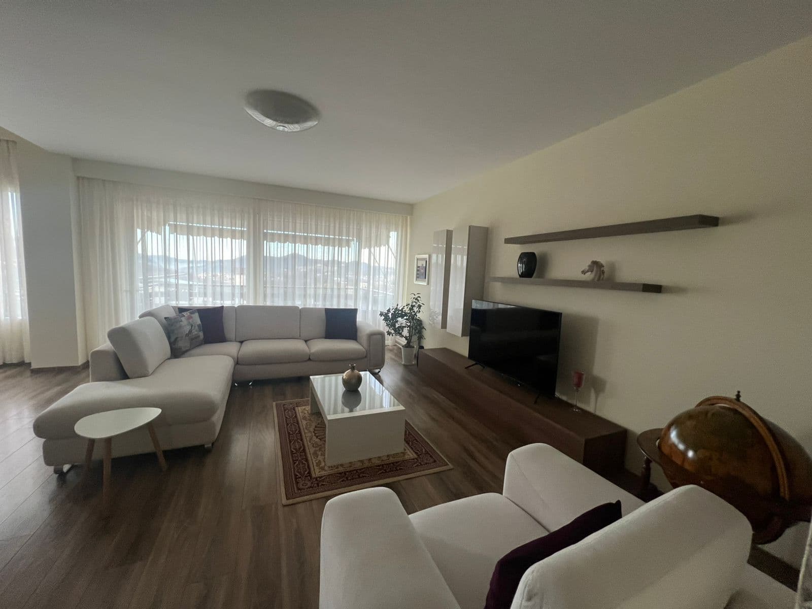 Jepet me Qira Apartament 2+1 me 2 Poste Parkimi tek Long Hill Residence!