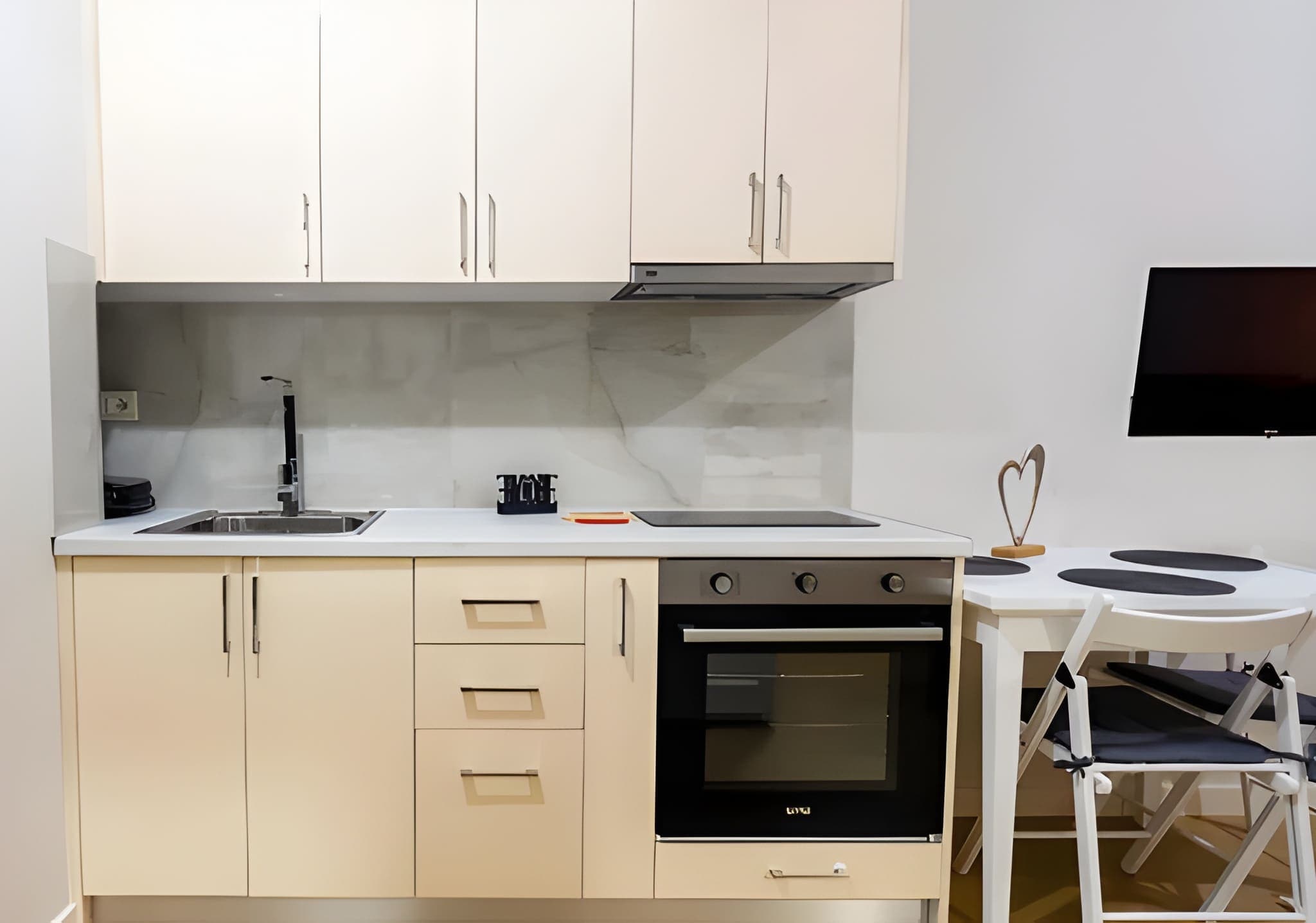 Jepet Apartament 1+1 me qira – Rruga "Muhamet Gjollesha" ! 4