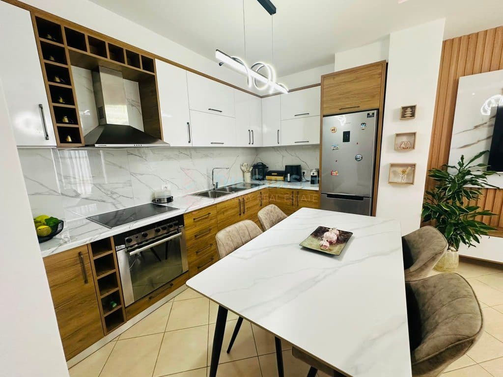 Apartament 2+1+2 për shitje pranë Spitalit Amerikan 3