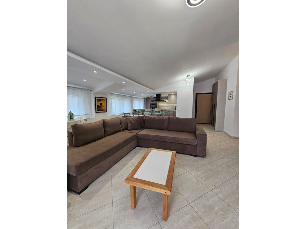 Apartament 2+1+2 për qira në zonën e Freskut