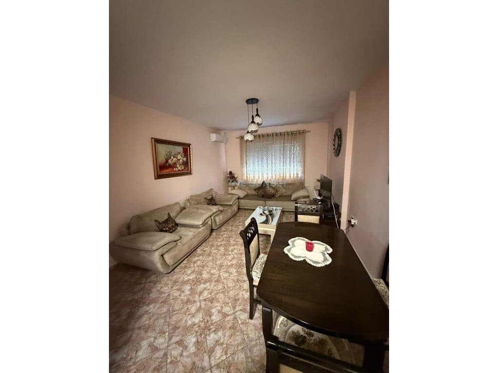 Apartament 2+1 për qira te Sheshi Wilson