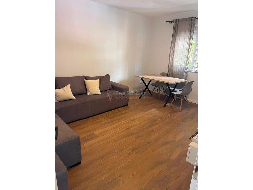 Apartament luksoz 2+1+2 për shitje në Bllokun Gintash