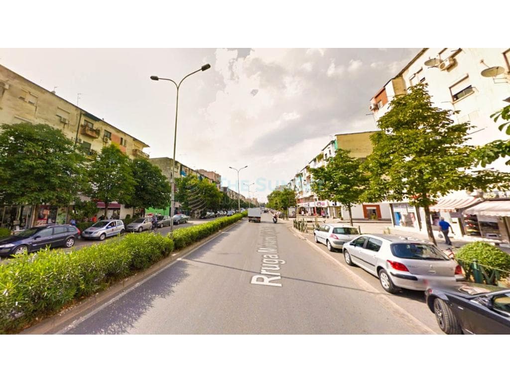 Dyqan për shitje në Rrugën Muhamet Gjollesha