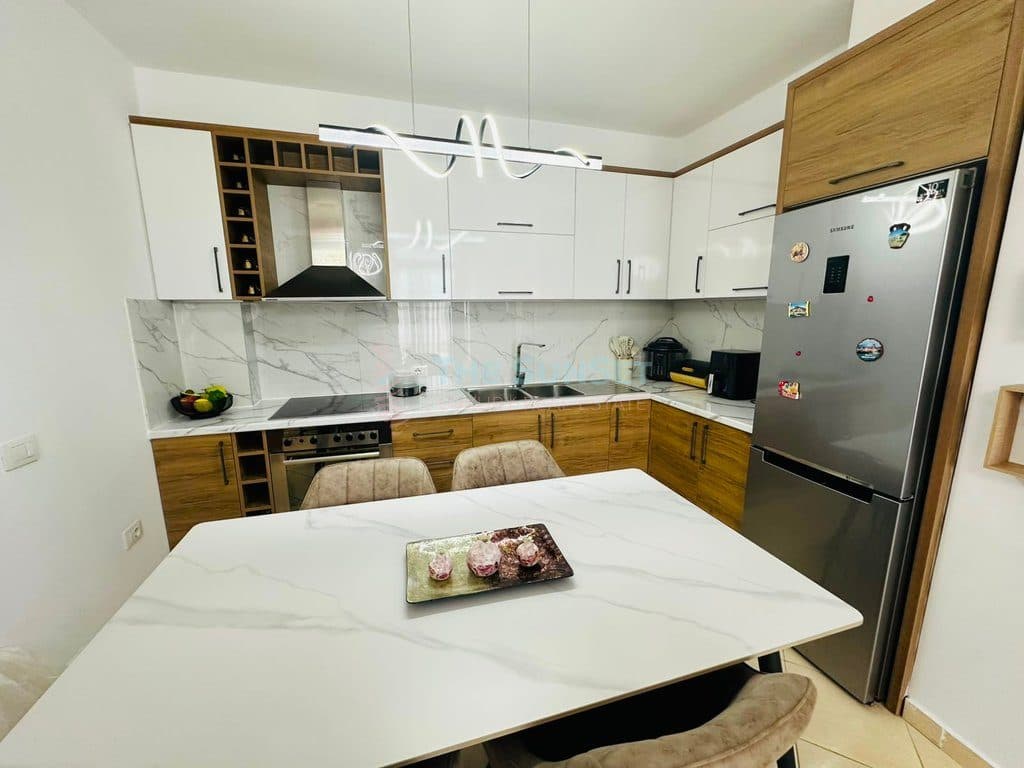 Apartament 2+1+2 për shitje pranë Spitalit Amerikan 3 2