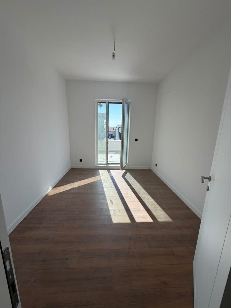 Zyrë me Qira 120m² në Prishtinë 4