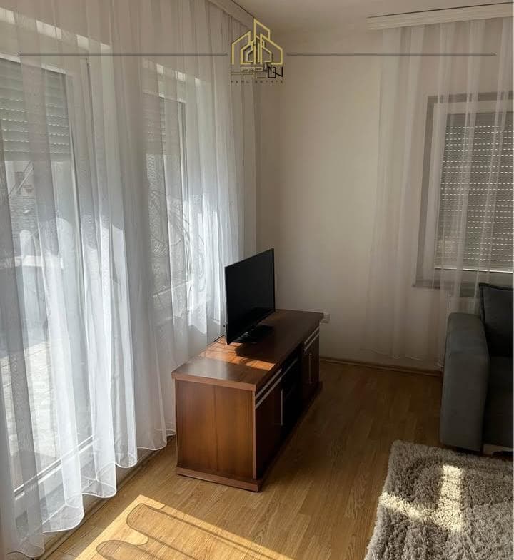 Kat shtëpie me qira – Qendër 3