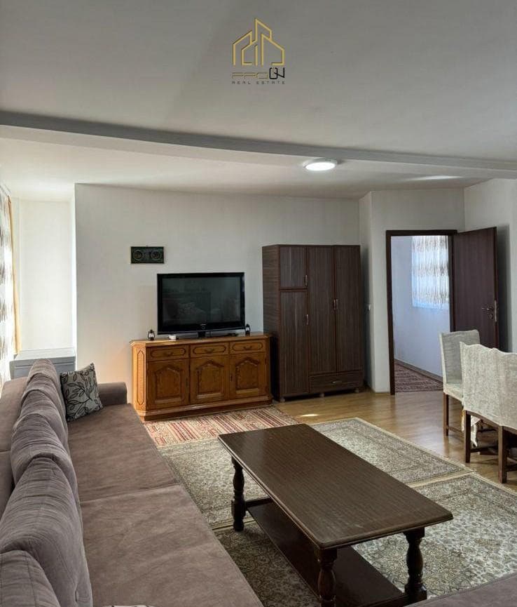 Kat shtëpie me qira – Qendër 3