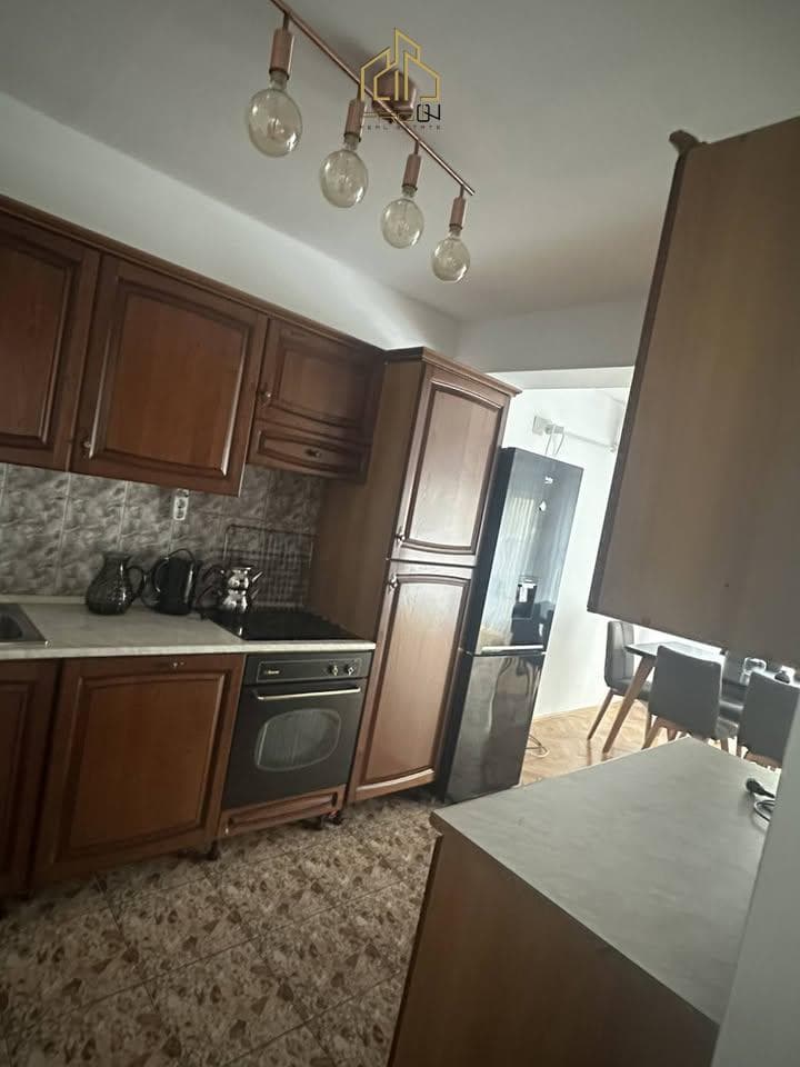 Kat shtëpie me qira – Qendër 4