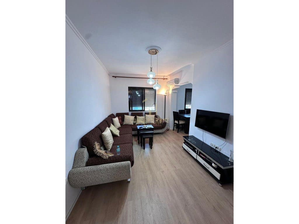 Shitet Apartament 2+1 tek Xhamlliku 2