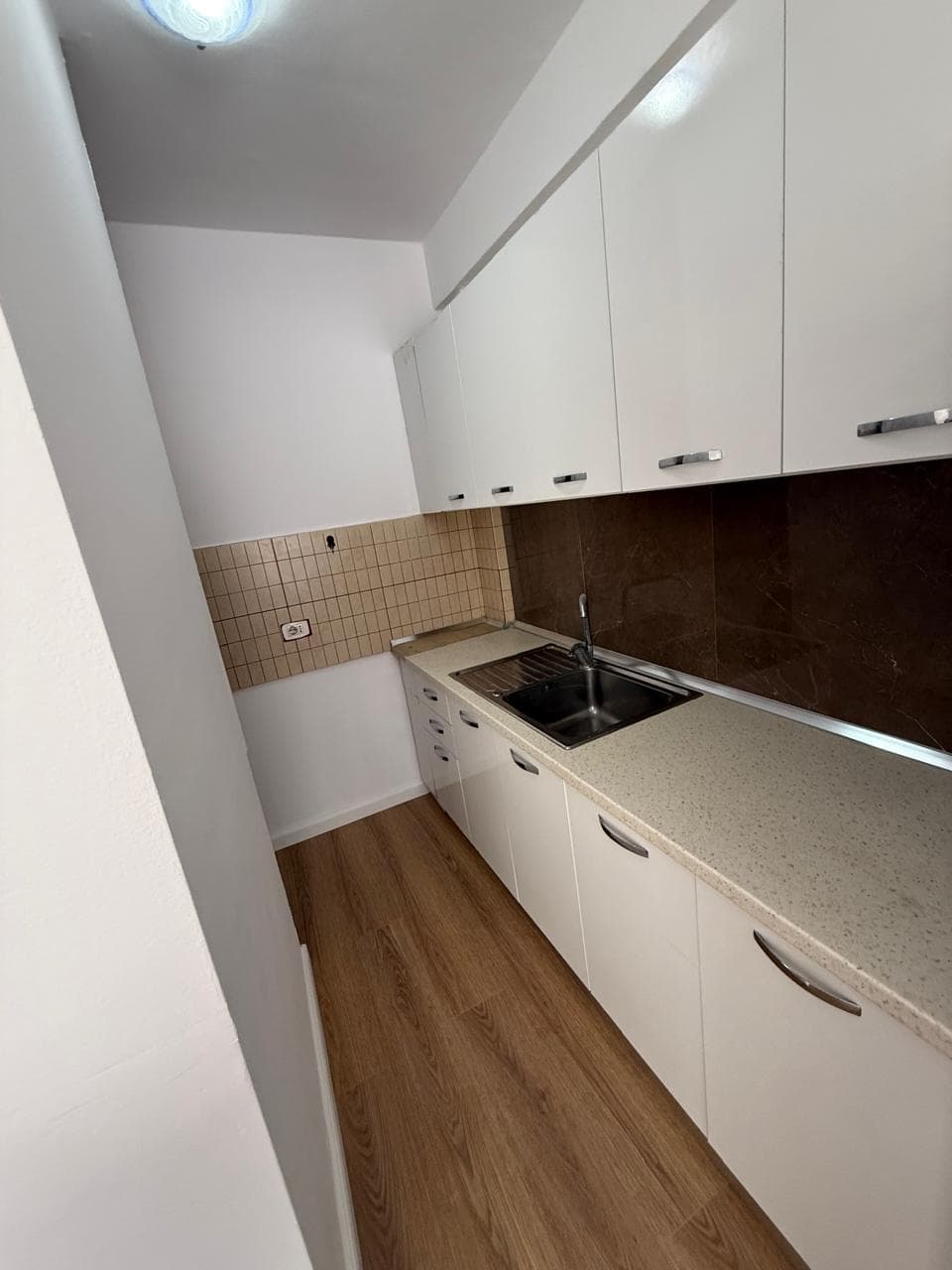 Shitet apartament 1+1 tek Ish Parku Autobuzave 3