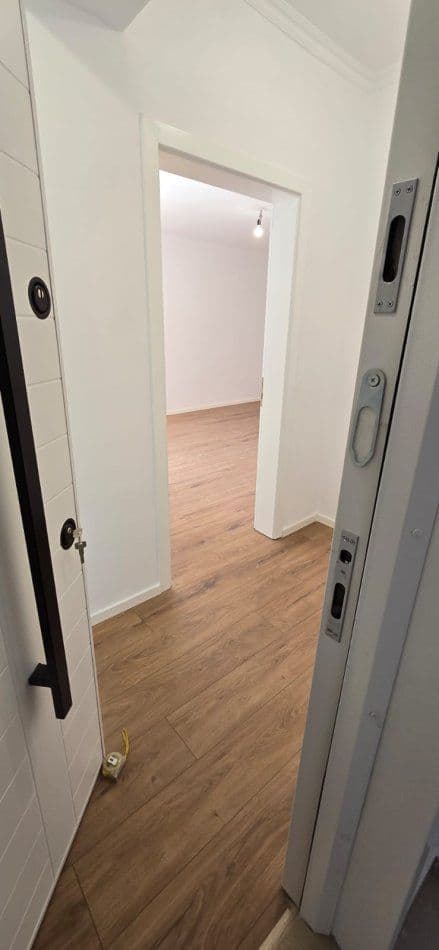 Shitet Apartament 1+1 tek 21 Dhjetori 4