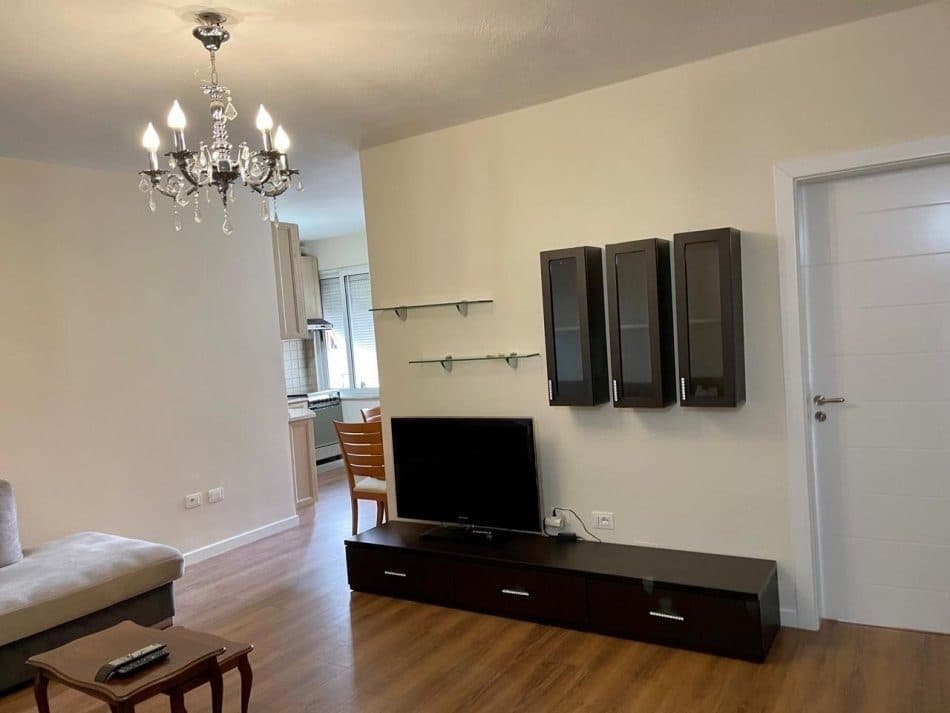 Shitet apartament 1+1 tek Komuna e Parisit 2