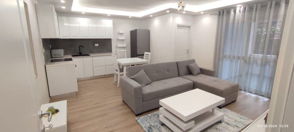 Jepet me qera Apartament 2+1 Ne Qender