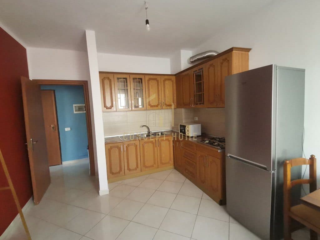Jepet me qera Apartamet 1+1 Tek Komuna e Parisit/Kristal Center 4