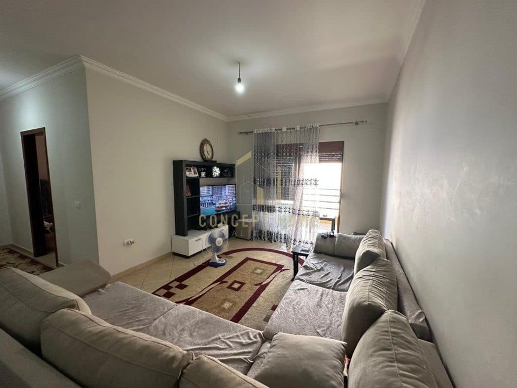 Shitet apartament 2+1 ne Kombinat