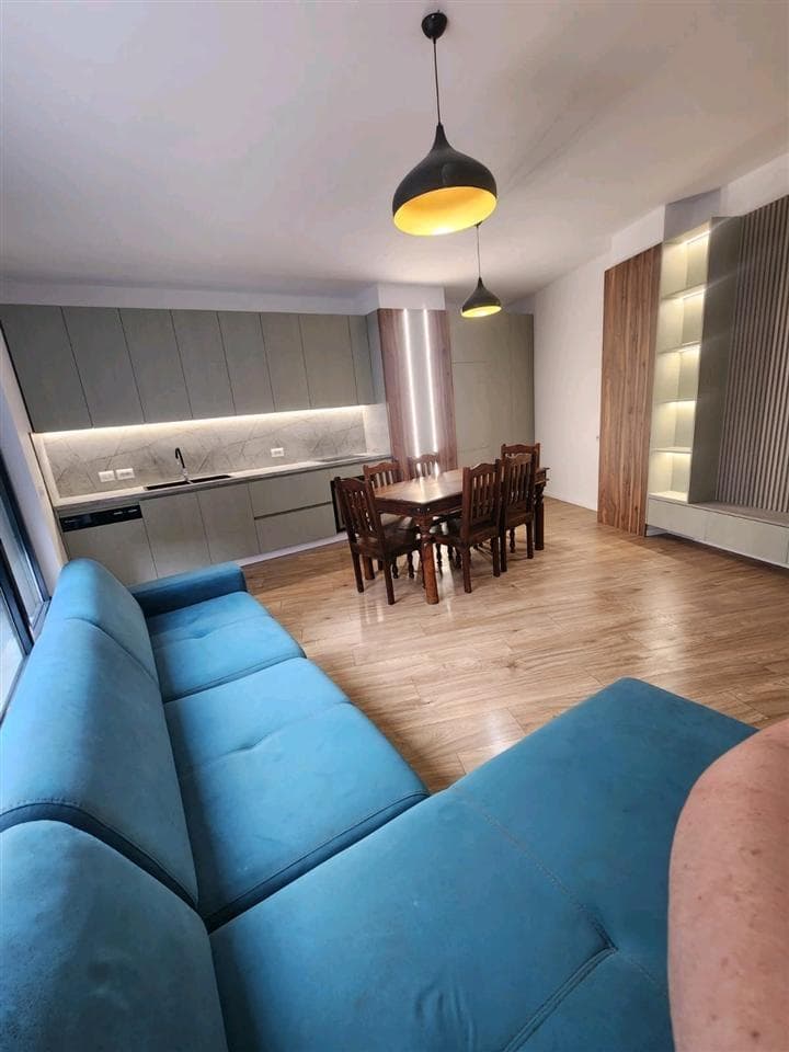 Jepet me qera Apartament 2+1+2 tek Kopshti Zoologjik.