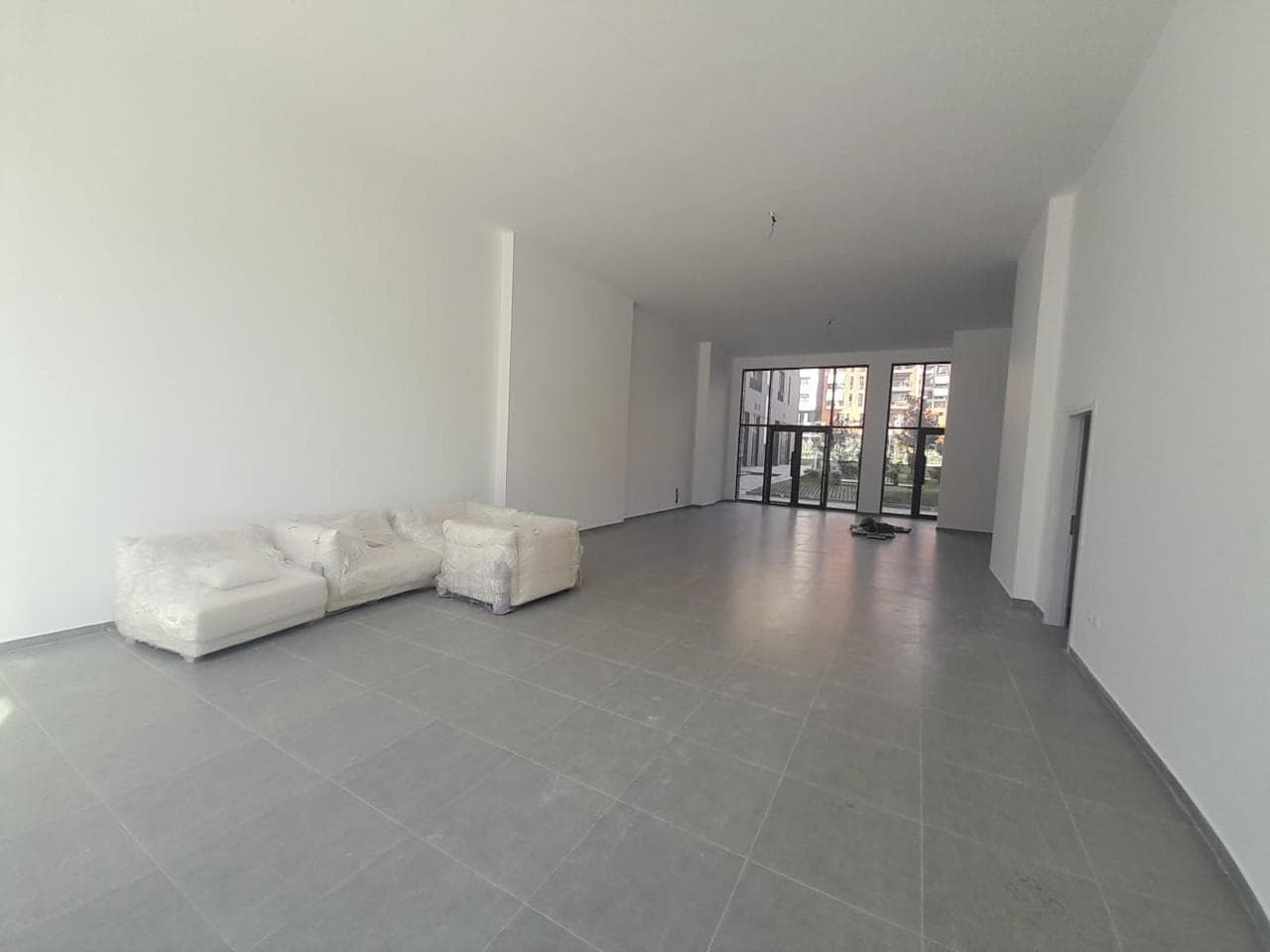 Pronë Komerciale Me Qira në Oxhaku, Tiranë - 2000€ | 131 m² 3