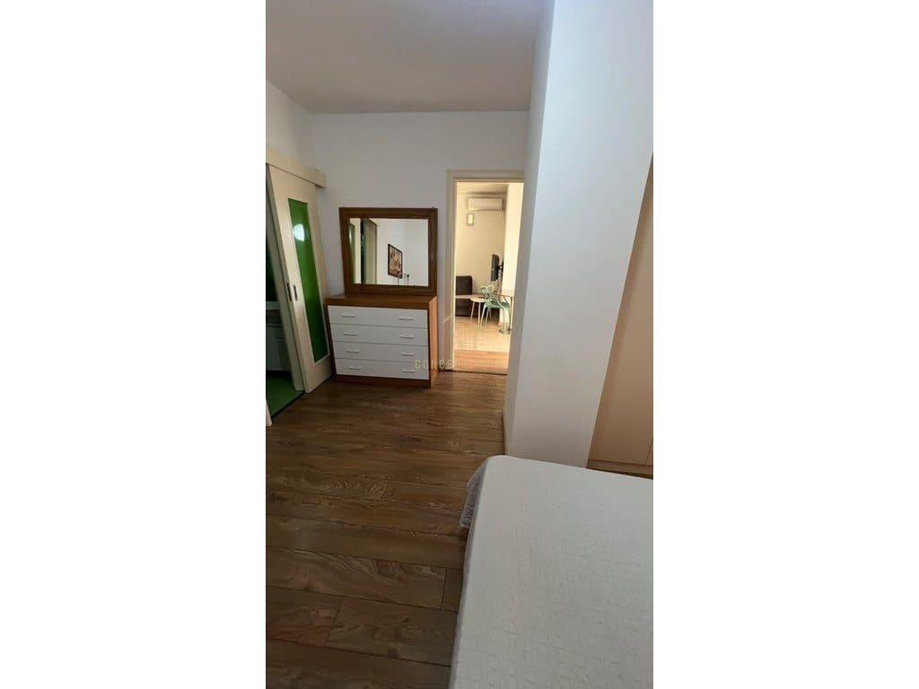 Jepet me qera apartament 1+1 ne Komune te Parisit 3