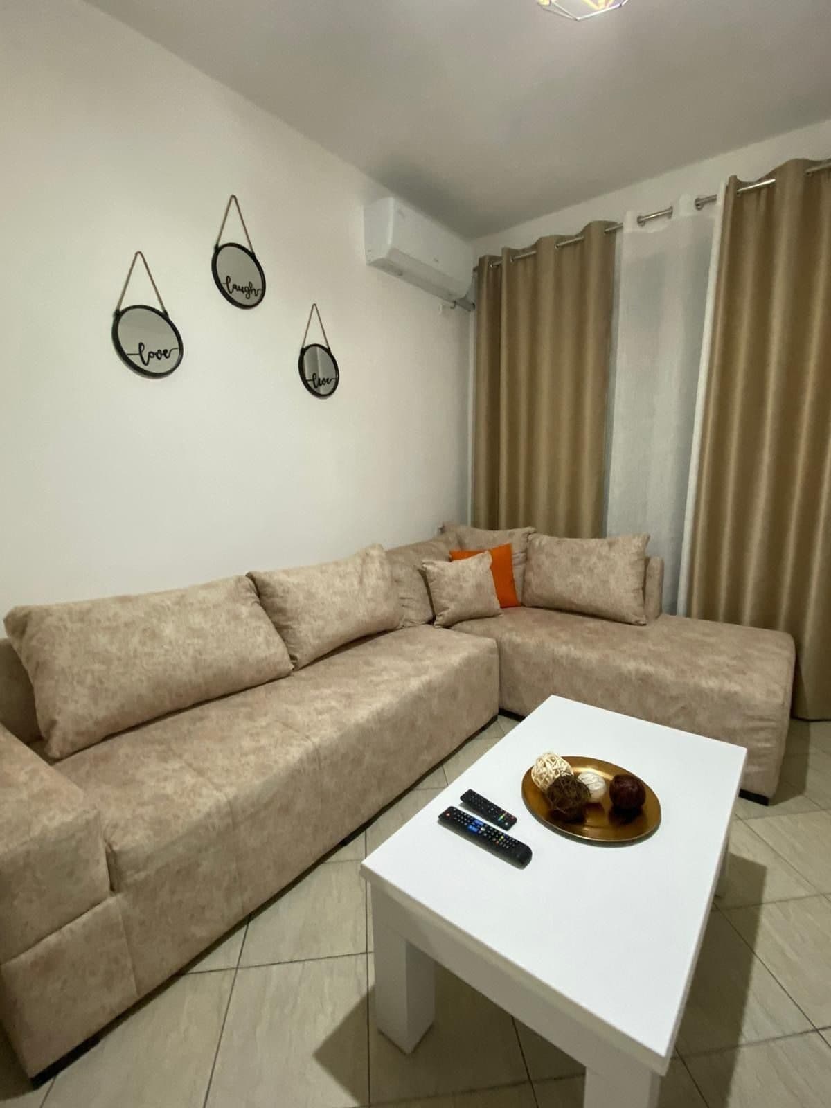 Shitet apartament 2+1 ne Kombinat