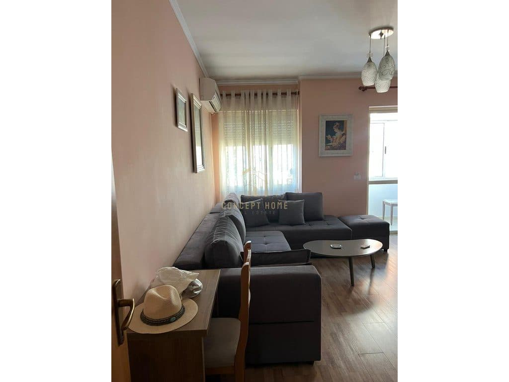 Jepet me qera apartament 2+1 tek Komuna e Parisit