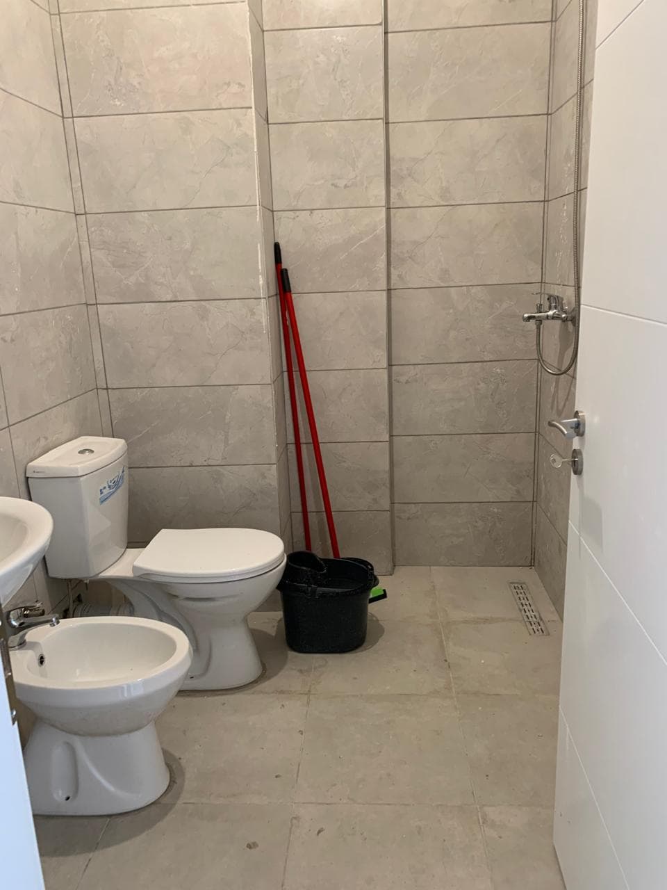 Shitet apartament 2+1 Tek Xhamlliku 4