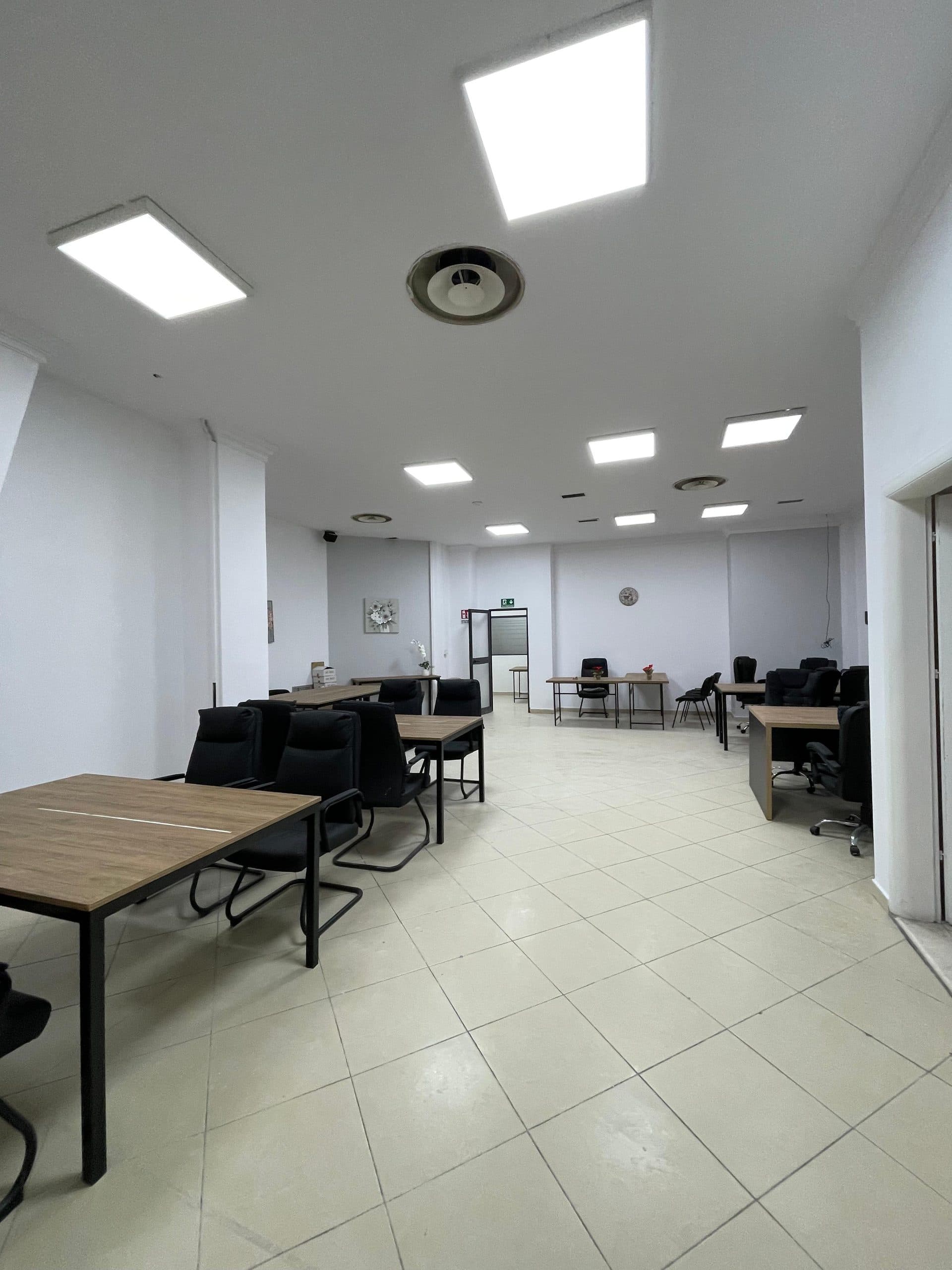 Jepet ambient biznesi me qera tek Condor Center. 3