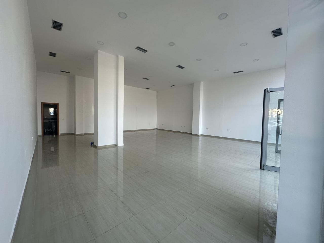 Pronë Komerciale me Qira në Kthesa e Kamzës, Tiranë - 1500€ | 106 m² 2