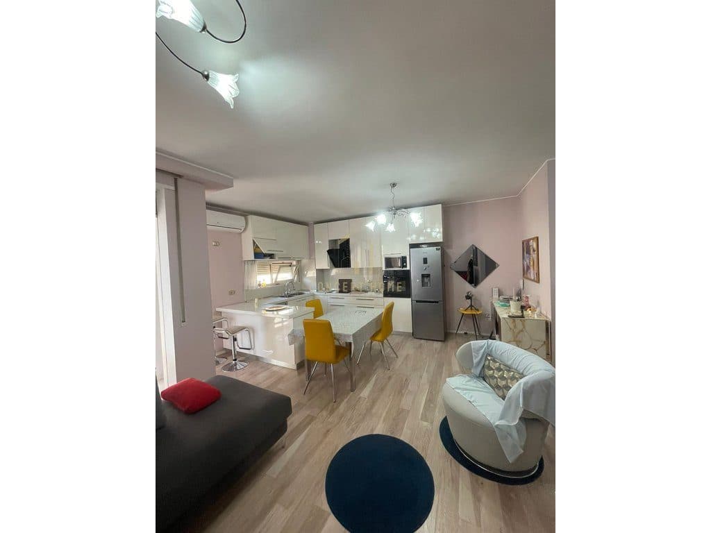 Apartament modern në shitje – Komuna e Parisit, Tiranë