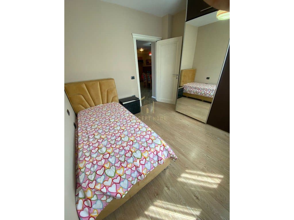 Jepet Apartament me qera 2+1 tek Komuna e Parisit 4