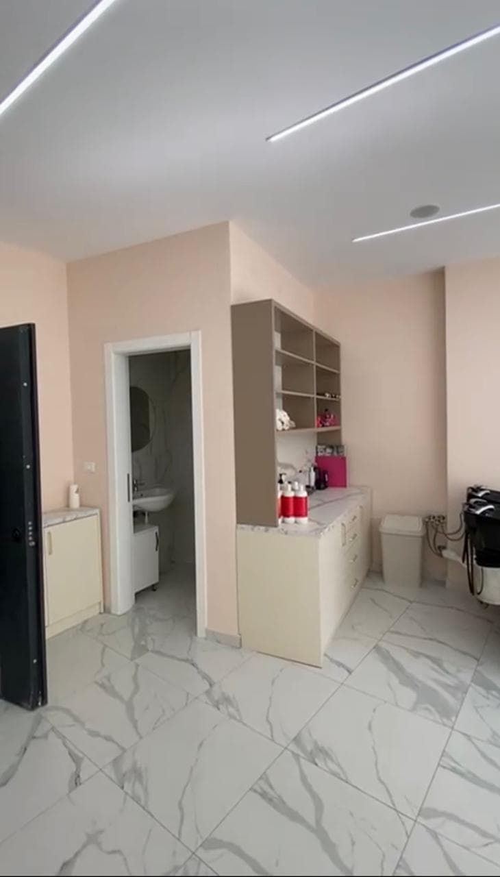 Shitet biznesi i nje parukerie te Lake View. 3