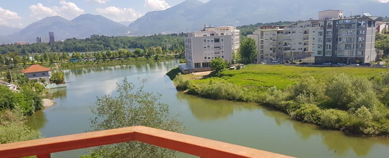 Jepet me qera Apartament 4+1+3 tek Liqeni i thate