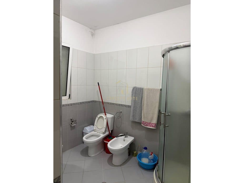 Jepet me qera shtepi private 2+1 ne Institut. 4
