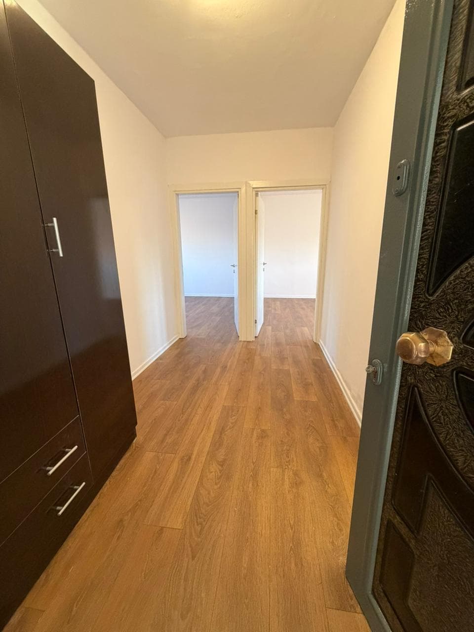 Shitet apartament 1+1 tek Pediatria 4