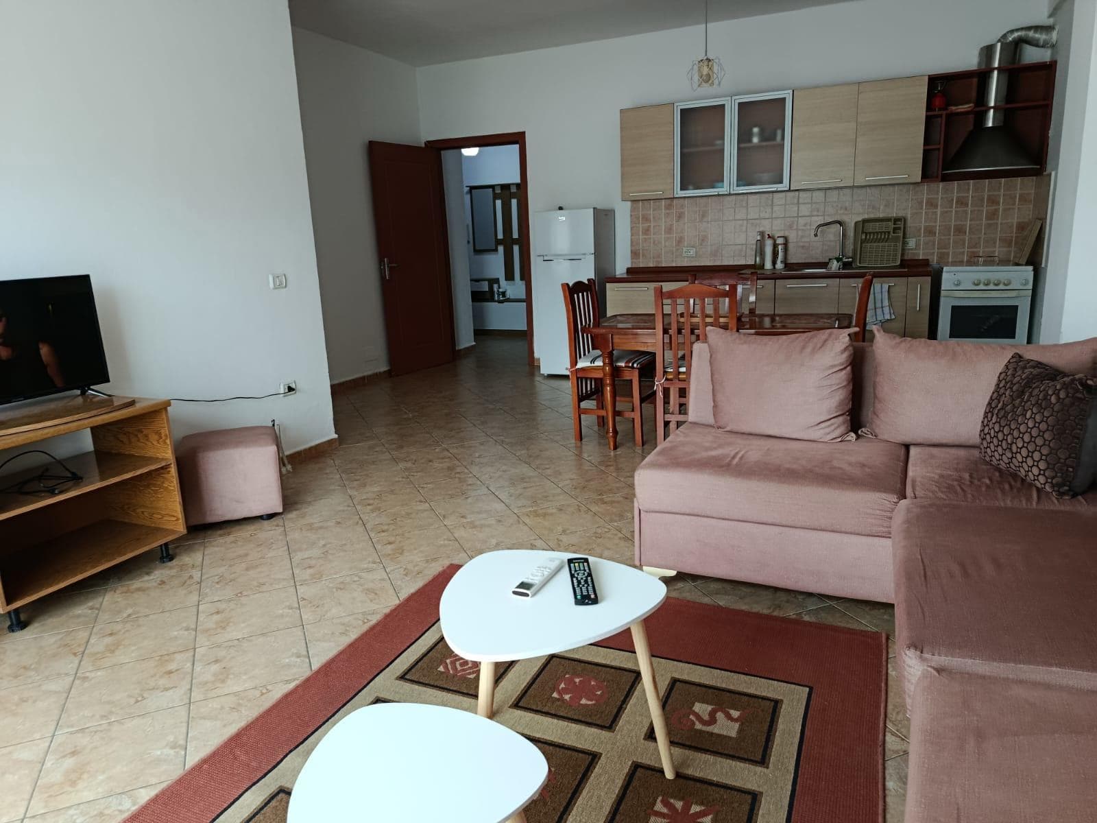 Jepet apartament me qera Tirane 1+1 te Selvia