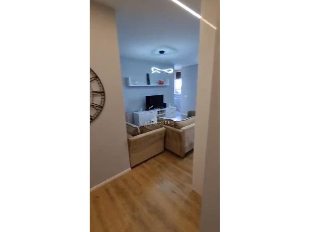 Shitet apartament 1+1 tek Komuna e Parisit