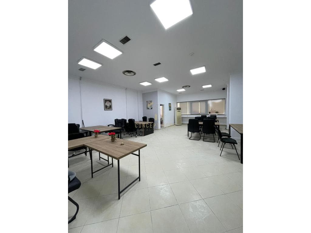 Jepet ambient biznesi me qera tek Condor Center. 2