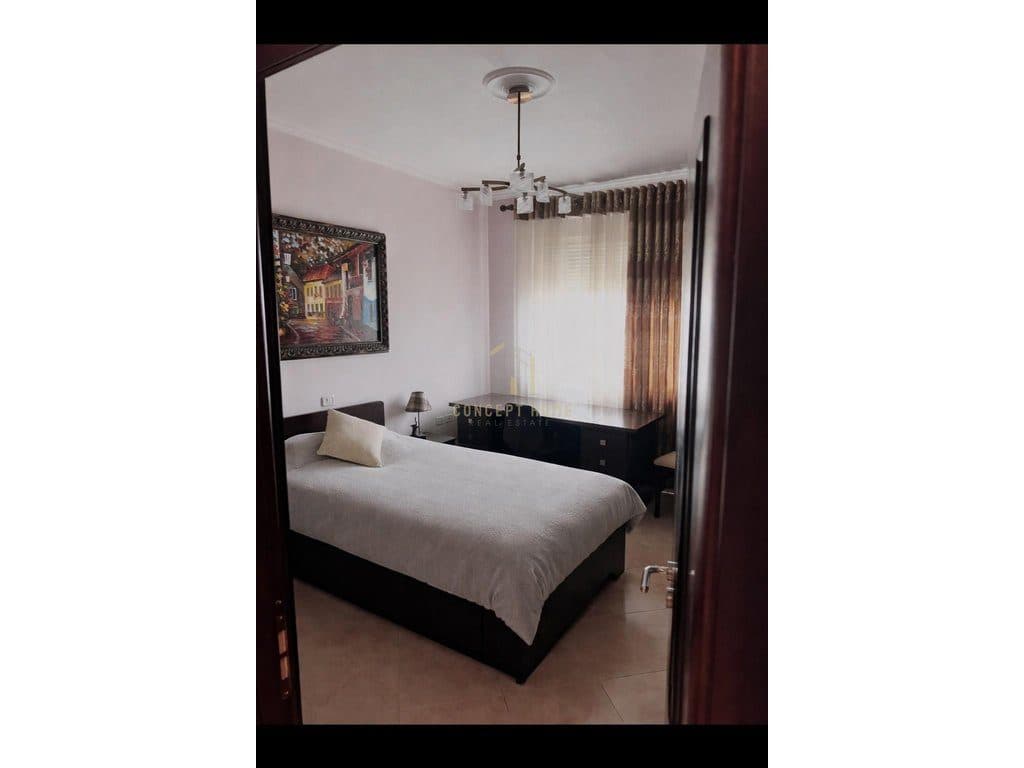 Jepet me qera apartament 3+1+garazhd ne Komune te Parisit 3
