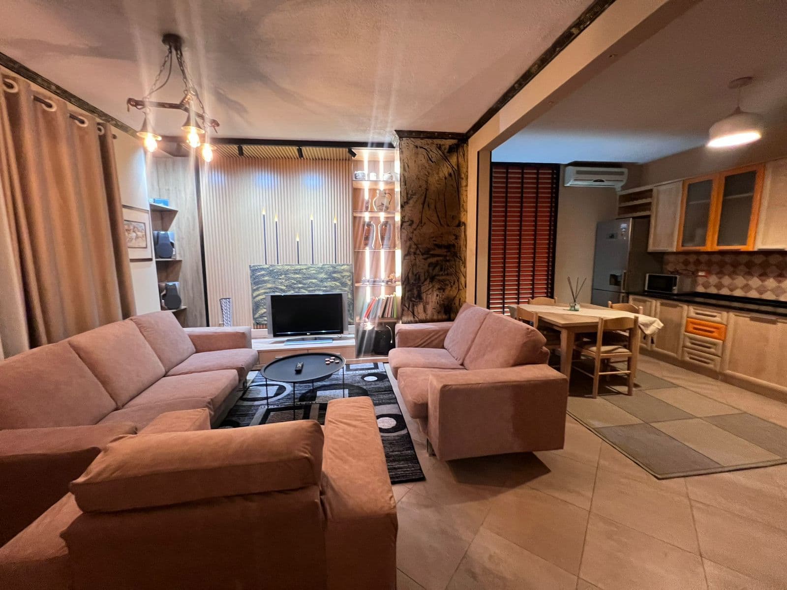 Jepet me qera apartament 3+1 tek Zogu i Zi 4