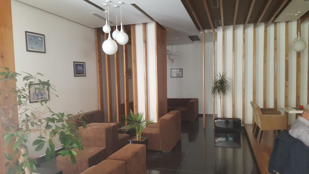 Jepet me qira një lokal funksional në zonën e Yzberishtit, me një sipërfaqe prej 350m², i përshtatshëm për aktivitete të ndryshme si bar, restorant, lounge, ose biznese të ngjashme. 3
