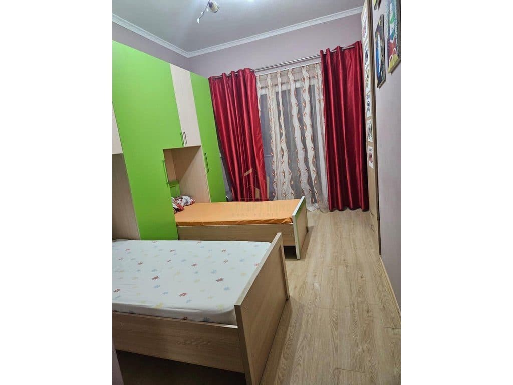 Shitet apartament 2+1 te 4